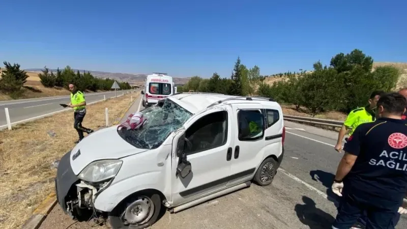 Kırıkkale-Kırşehir Yolunda Kontrolden Çıkan Araç Su Kanalına Uçtu: 5 Yaralı