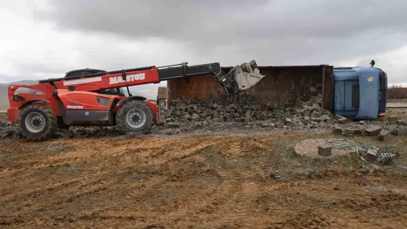 Kırşehir-Boztepe karayolunda briket yüklü kamyon devrildi