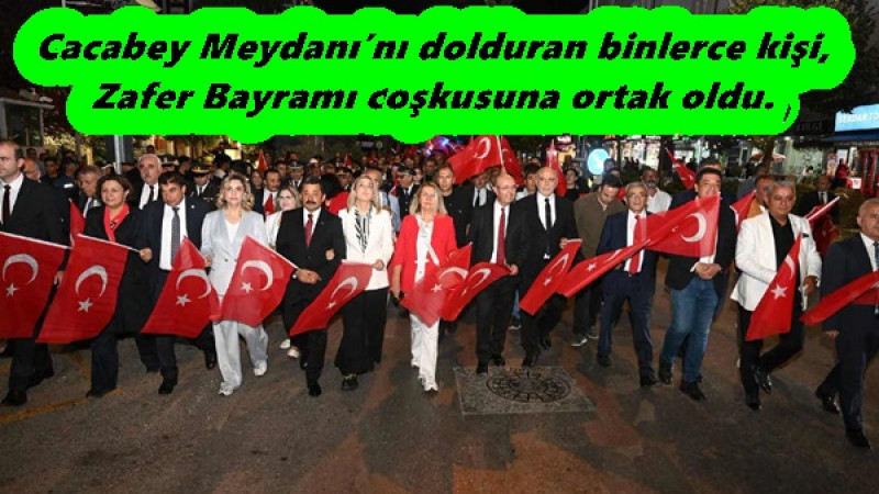 Cacabey Meydanı’nı dolduran binlerce kişi, Zafer Bayramı coşkusuna ortak oldu.